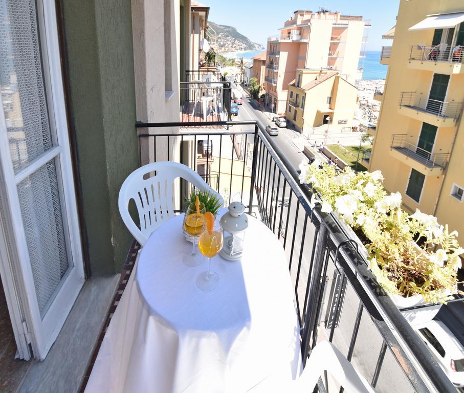 Hotel Continental Pietra Ligure Exterior foto